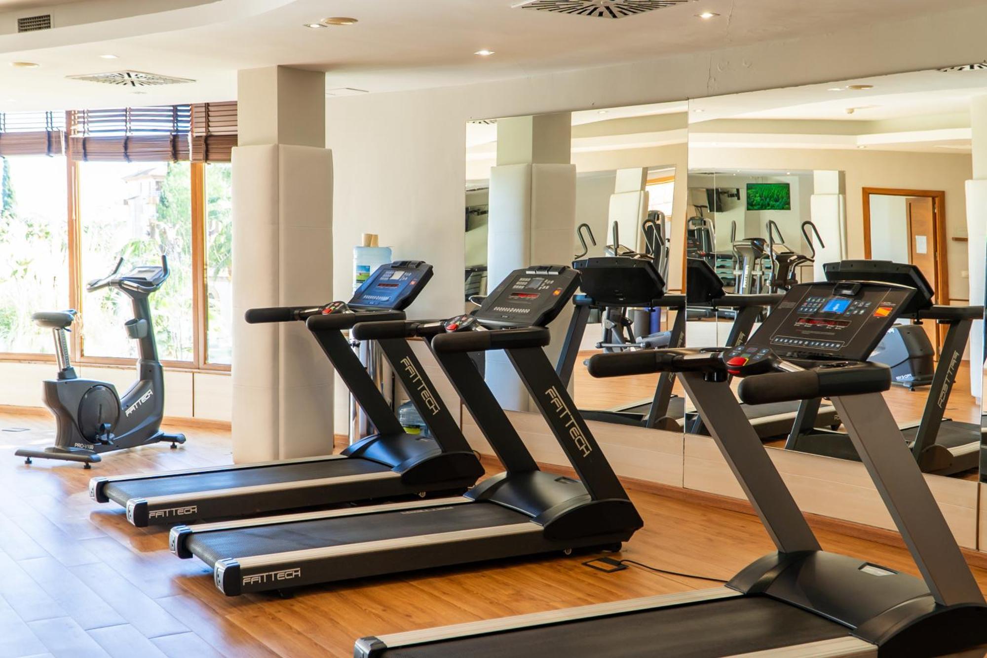 Gpro瓦尔帕莱索宫温泉酒店 帕爾馬 外观 照片 A row of treadmills